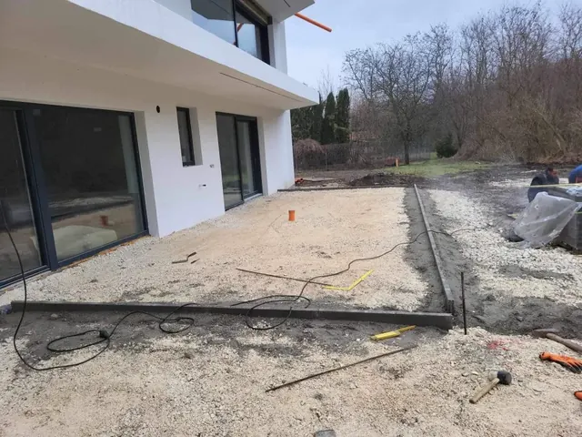 Elkészült zúzottkő alapréteg és lerakott szegélykő terasz térkövezése előtt