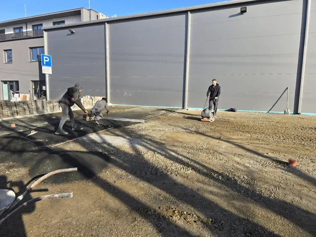 Ipari csarnok melletti parkoló alapozása: zúzottkő tömörítése lapvibrátorral